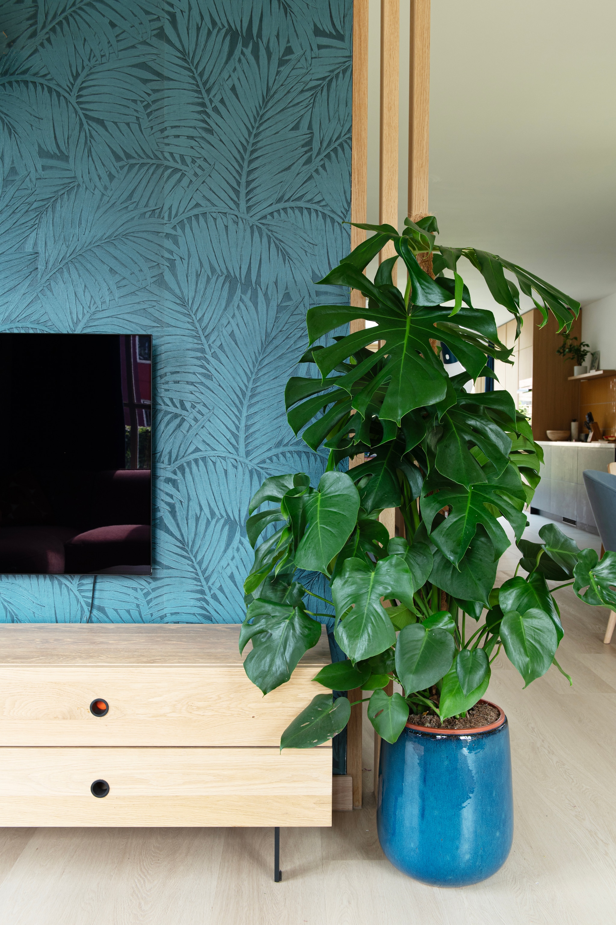 Behang Sabal van Arte. Dressoir Jeanne van Tikamoon. Plant en pot Tuincentrum De Oude Tol. vtwonen 07-2026 | fotografie Caroline Coehorst