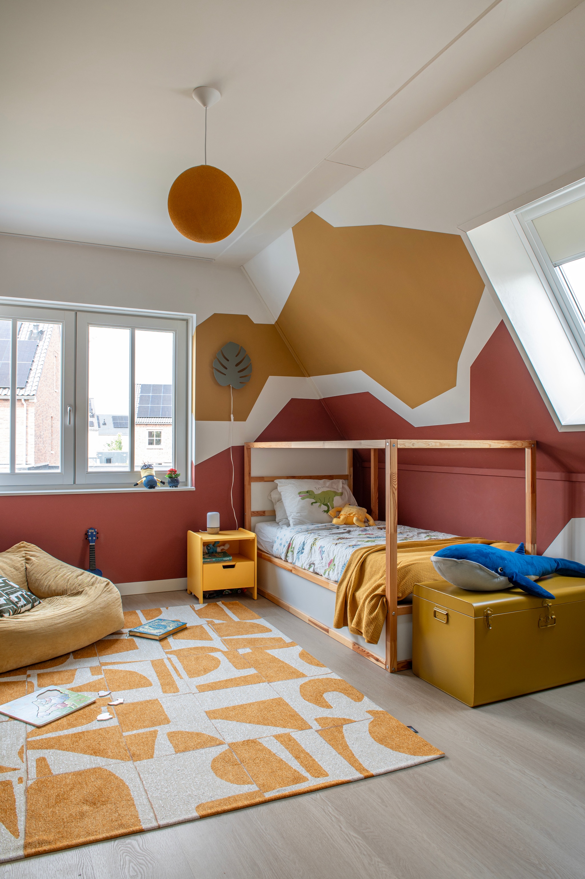 Bed Ikea. Vloerkleed Papercut Curry van Louis De Poortere via Westwing. Kist Masa van La Redoute. Nachtkastje Campo van Jotex. Plafondlamp Cotton Ball Lights. Wandlamp Monstera van Toddie. vtwonen 07-2026 | fotografie Caroline Coehorst
