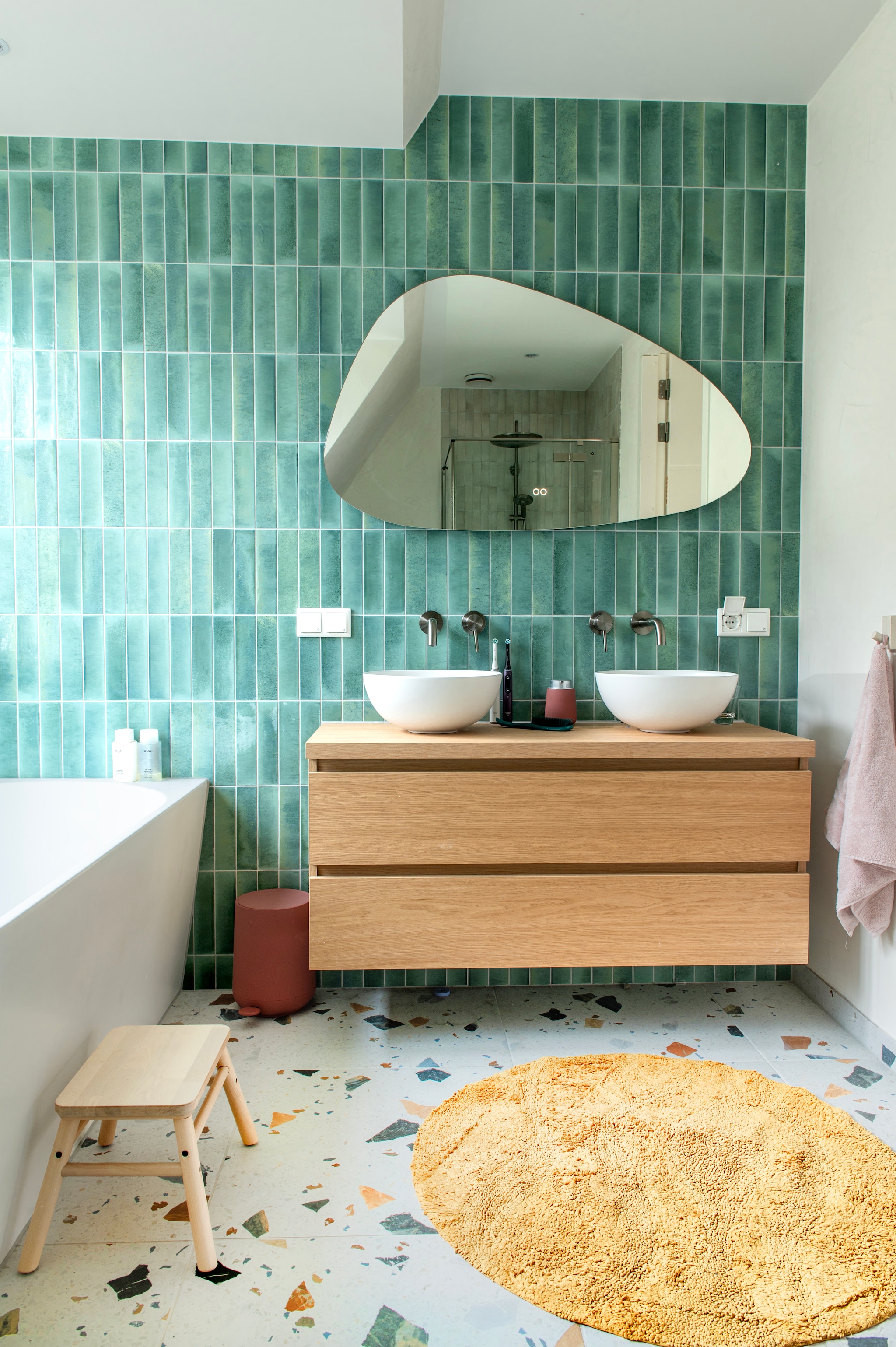Wandtegels Lume van Marazzi. Vloertegels Stracciatella van Arcana. Kleed Rugvista. vtwonen 07-2026 | fotografie Caroline Coehorst