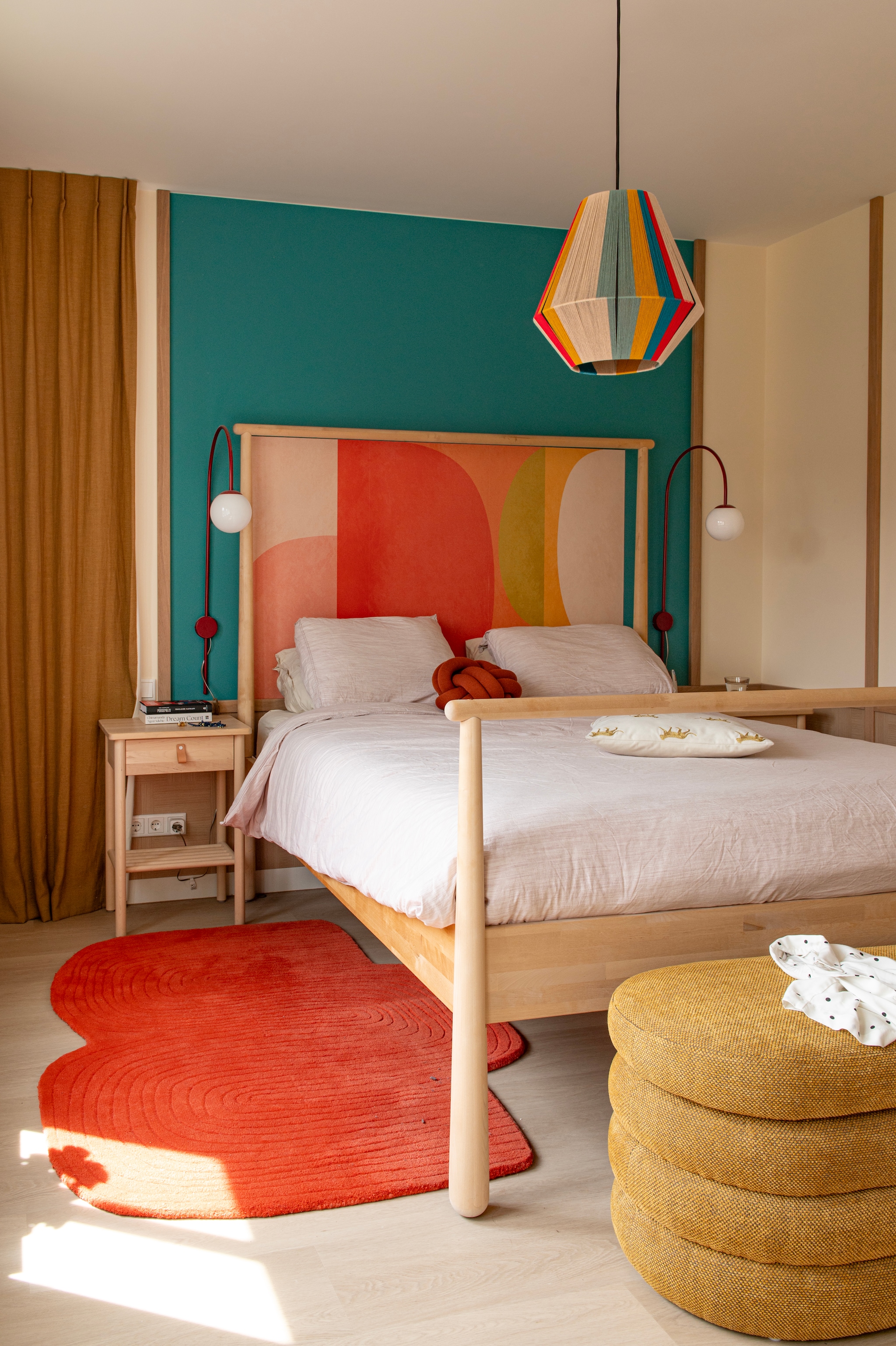 Bed en nachtkastjes Ikea. Behang hoofdbord Rounded Parts van Happywall. Vloerkleed Rugvista. Hanglamp Kythira Stone van Abajur Handmade. Bank voeteneind Westwing. Wandlampen Lea Wall van Loftlamp. Gordijn Curry van Vadain. Houten panelen Jorik Maakt. vtwonen 07-2026 | fotografie Caroline Coehorst