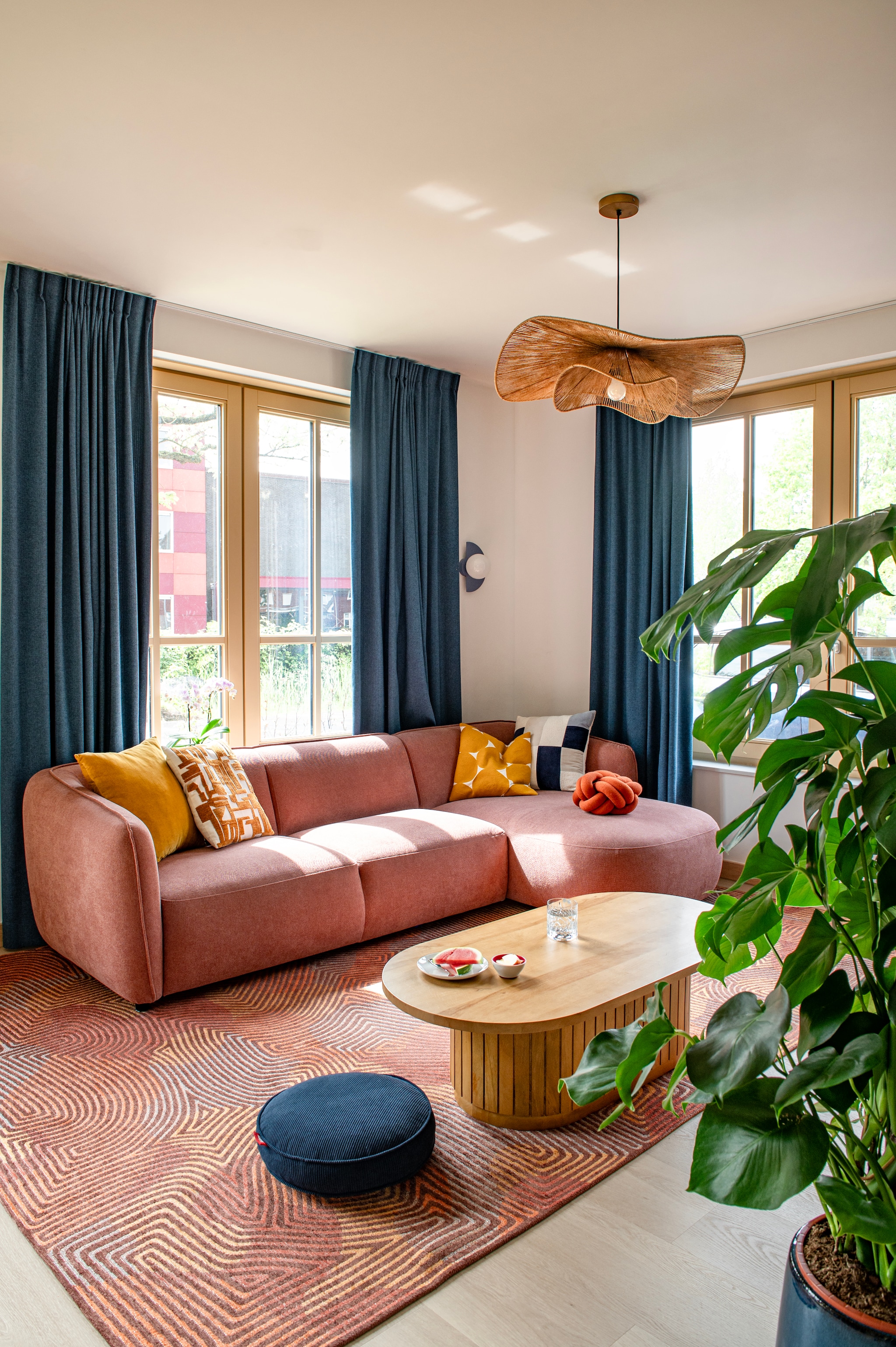 Bank Fonq. Kussens Westwing. Kussen Knot van Design House Stockholm. Salontafel Licia van Kave Home. Vloerkussen Pill van Fatboy. Wandlamp Loop van Aldex. Vloerkleed Louis De Poortere. Plant Tuincentrum De Oude Tol. vtwonen 07-2026 | fotografie Caroline Coehorst