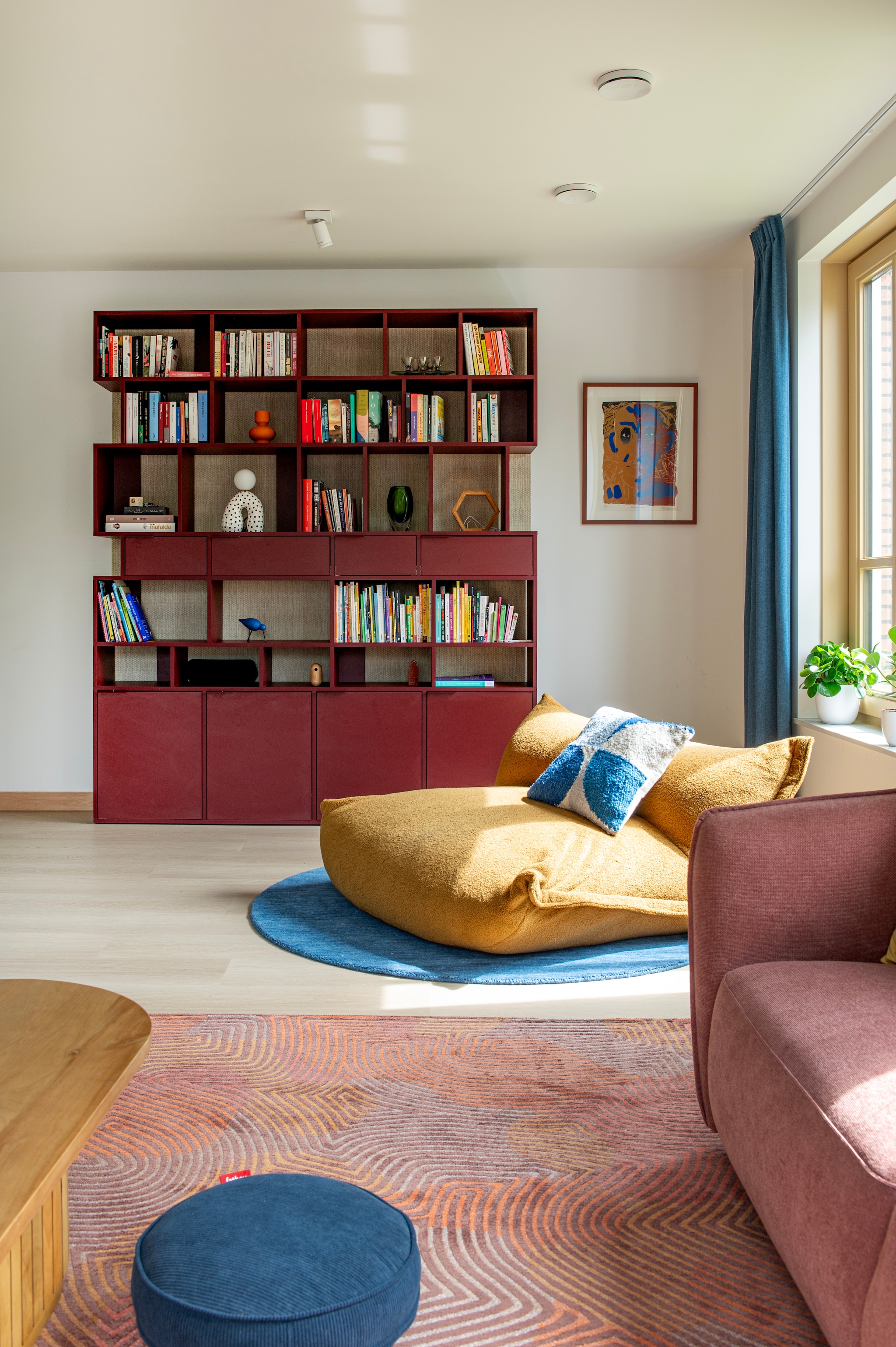 Kast Tylko. Kunstwerk Fabio Herrera. Blauwe vogel Shorebird en houten vogel Oak Bird van Normann Copenhagen. Blauw kleed Jamal van Benuta. Fauteuil The Bonbaron van Fatboy. Kussen Westwing. Gordijnen De Ploeg. Bank Fonq. Salontafel Licia van Kave Home. Vloerkleed Louis De Poortere. vtwonen 07-2026 | fotografie Caroline Coehorst