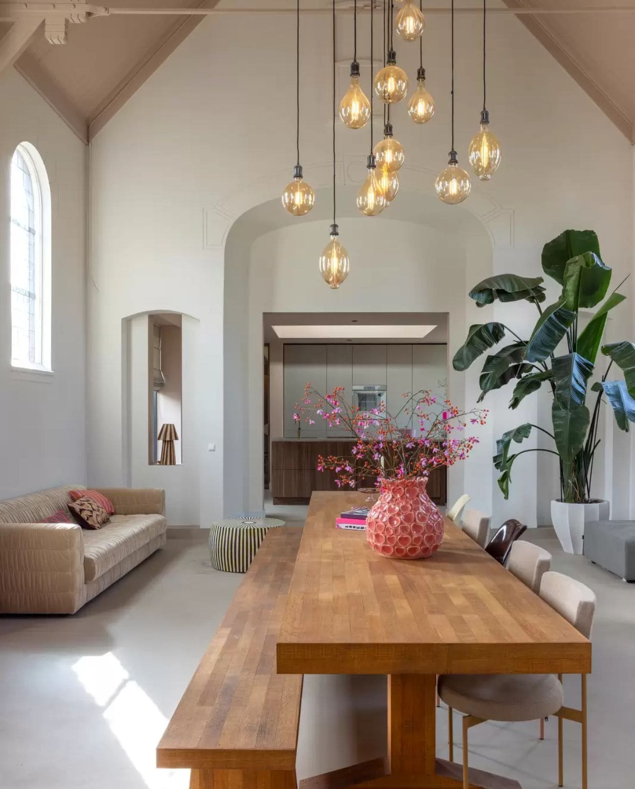 Bank, poef en eetkamerstoelen HKliving. Kussens Kleurliefde en Sissy-Boy. Tafel met bank Piet Hein Eek. Vaas en lamp in nis Kleurliefde. Tafeltje uit Marokko. Vloer Solo Gietvloeren.Bloempot Intratuin. Hanglamp van vorige eigenaar. vtwonen 06-2026 | fotografie Anneke Gambon