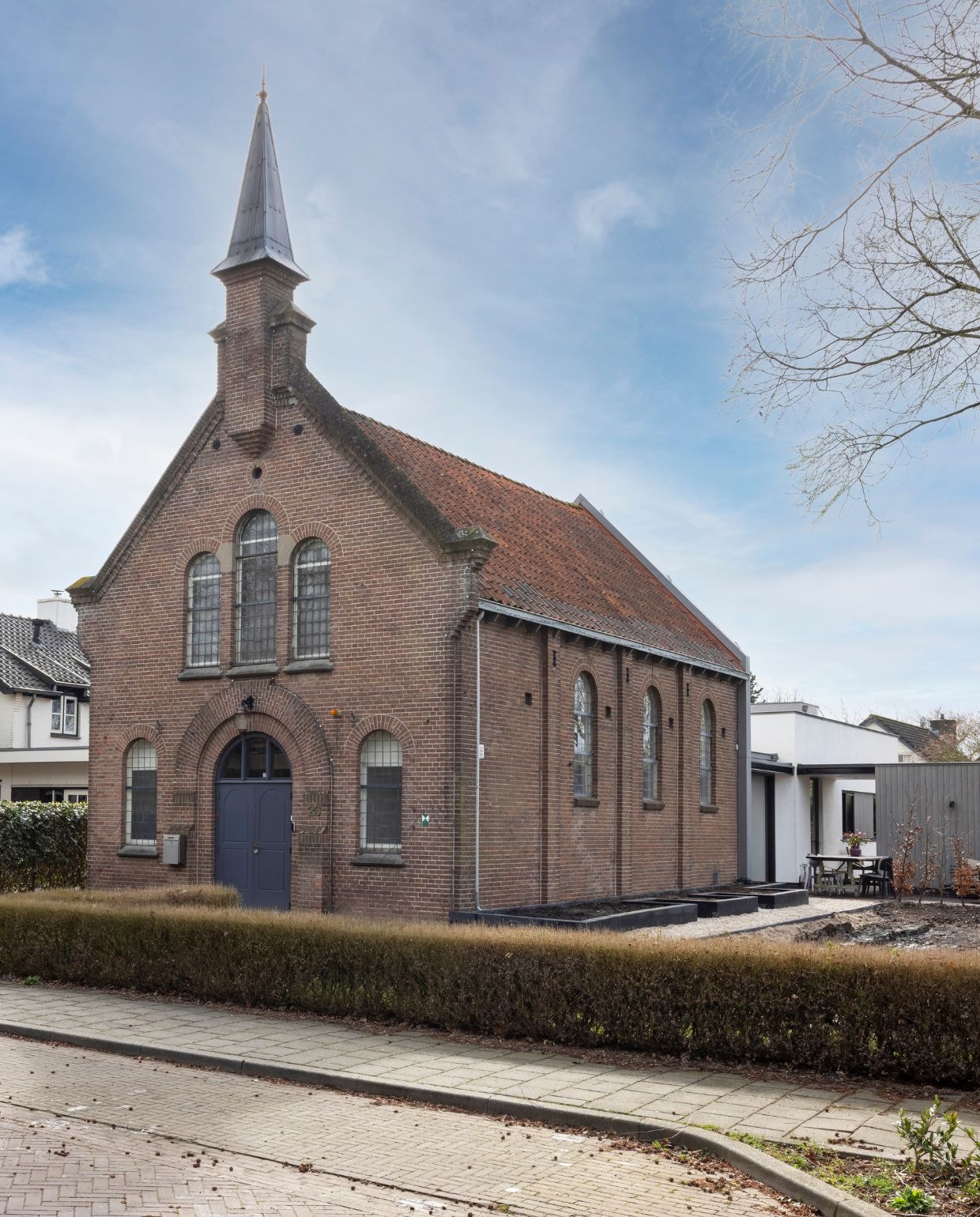 Achter het kerkje bouwden Nathalie en Kick een grote aanbouw. vtwonen 06-2026 | fotografie Anneke Gambon