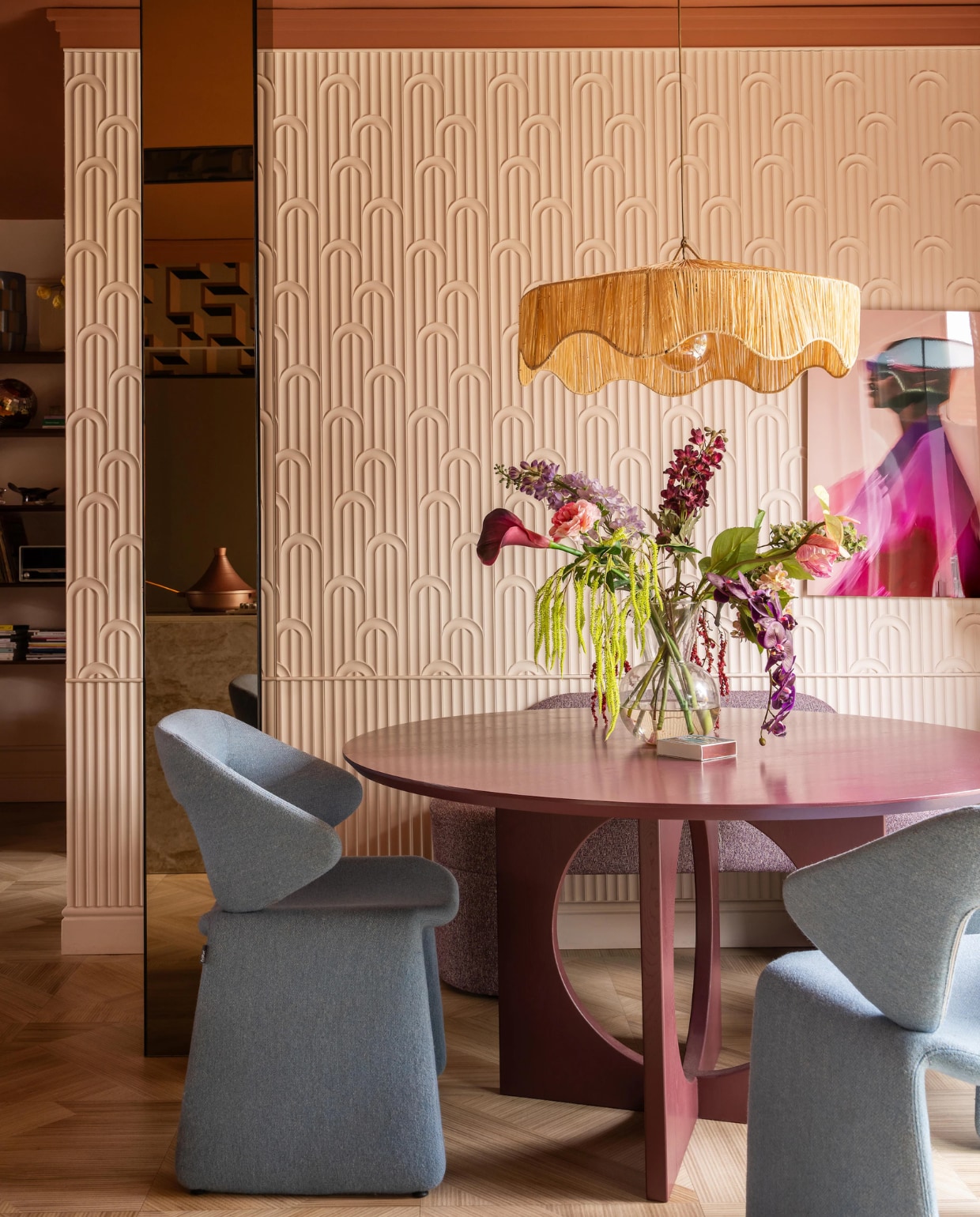 Wandpanelen Orac. Verfkleur Peach Pudding van Histor. Eettafel Ontwerpjetafel.nl x The Home Style Club. Stoelen Artifort. Bankje Nous Living via Wehkamp. Schilderij Carla Van Iersel via Werk aan de Muur. vtwonen 07-2026 | fotografie Lotte van Uittert
